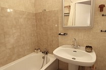 Val Thorens | Les Cimes De Caron - CC2206 - badkamer met badkuip en wastafel